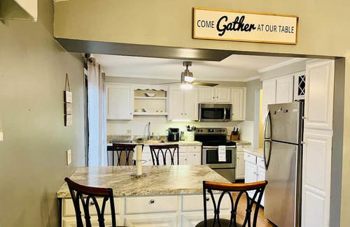 West Henrietta Haus | Cozy raised ranch in West Henrietta