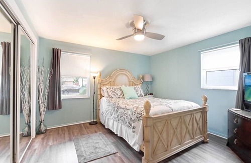 Largo Hotel | 2BR Home near Clearwater Beach with Free Parking, Wi-Fi & Firepit