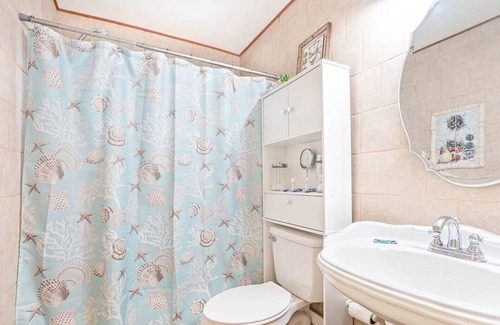 Largo Hotel | 2BR Home near Clearwater Beach with Free Parking, Wi-Fi & Firepit