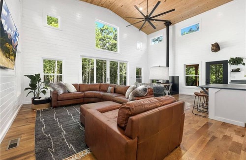 Combs Haus | Luxury Cabin nestled in the Ozark Mountains.