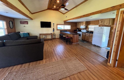 Port Clinton Hütte | Cozy Waterfront Cottage with a double lot— 4 miles to downtown Port Clinton