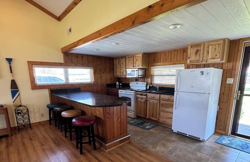 Port Clinton Hütte | Cozy Waterfront Cottage with a double lot— 4 miles to downtown Port Clinton