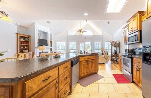 Meridian Haus | Deepwater Dock, Kayaks, Marsh Views, Sleeps 10!