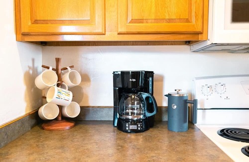 Evergreen Wohnung | Centrally Located Townhouse w Garage