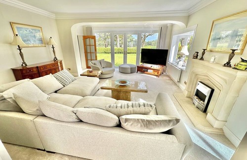 Ferndown Haus | Golf Course View - Large Four Bed Home with Garden - New Forest and Beach Links