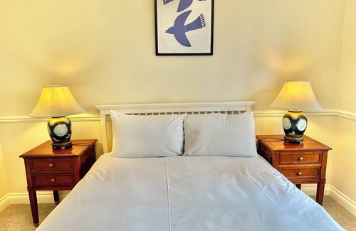 Ferndown Haus | Golf Course View - Large Four Bed Home with Garden - New Forest and Beach Links