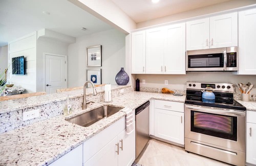 Gateway Haus | Fort Myers Retreat: Screened Porch & Resort Perks!