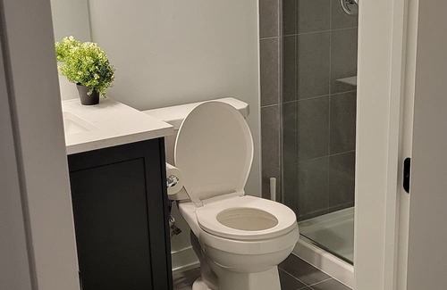 Ottawa Division Haus | 5 minutes walk to major shopping center, restaurants, pubs and bus station.
