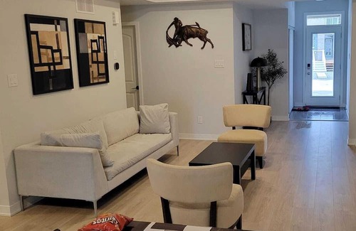 Ottawa Division Haus | 5 minutes walk to major shopping center, restaurants, pubs and bus station.