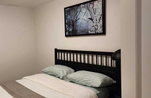 Ottawa Division Haus | 5 minutes walk to major shopping center, restaurants, pubs and bus station.