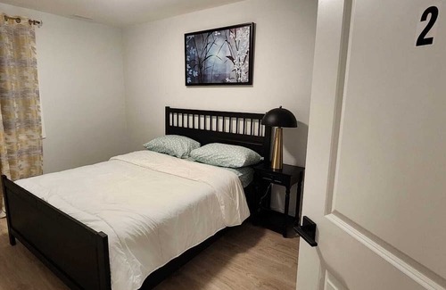 Ottawa Division Haus | 5 minutes walk to major shopping center, restaurants, pubs and bus station.