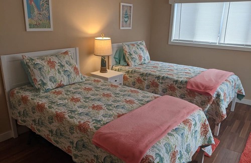 Governor's Harbour Hütte | Centrally located, budget friendly cottage across of GHB airport.
