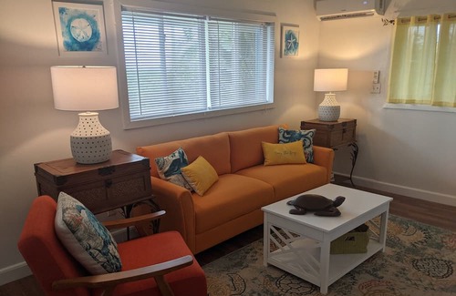 Governor's Harbour Hütte | Centrally located, budget friendly cottage across of GHB airport.