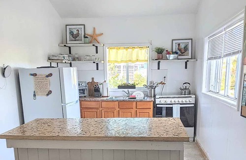 Governor's Harbour Hütte | Centrally located, budget friendly cottage across of GHB airport.