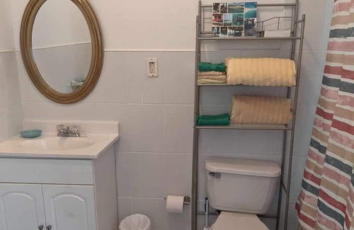 Governor's Harbour Hütte | Centrally located, budget friendly cottage across of GHB airport.