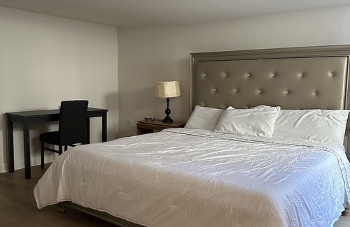 Easton Haus | Cozy and comfortable guest suite close to Easton and Airport.