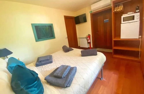 Santa Cruz do Douro Wohnung | Homerez - Studio for 2 ppl. with shared pool and garden at Santa Cruz do Douro