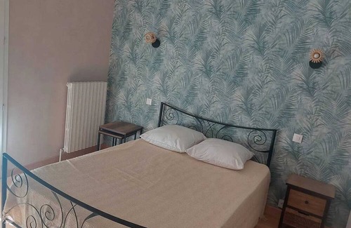 Saint-Gervais-la-Foret Haus | Homerez - House for 4 ppl. with garden and terrace at Saint-Gervais-la-Forêt
