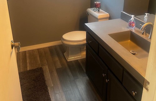 Akron Haus | ShadyBrook 5 minute walk to Springfield Lake Fishing, playground, walking trail.