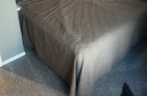 Akron Haus | ShadyBrook 5 minute walk to Springfield Lake Fishing, playground, walking trail.