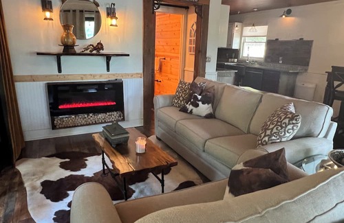 Hayesville Hütte | Chatuge Lake front! 5 Beds, Sleeps 8, private dock w/covered slips. Quiet Cove!