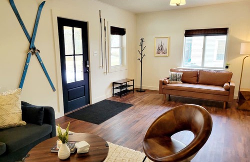 Little Valley Haus | 4 bedroom pet-friendly Home- 10 minutes from Ski slopes