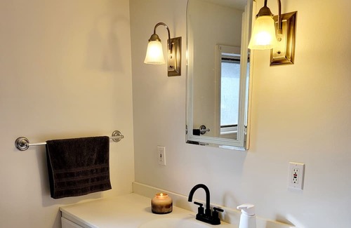 Little Valley Haus | 4 bedroom pet-friendly Home- 10 minutes from Ski slopes