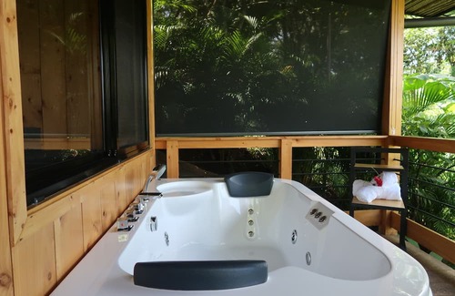 Monterrey Hütte | Unique Romantic Cabin With hot tub Surrounded by Forest, near La Fortuna