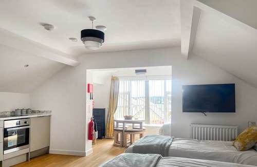 Blackwood Hütte | Discover The Highmead; Where urban excitement meets rural serenity in picturesque Blackwood, just mo