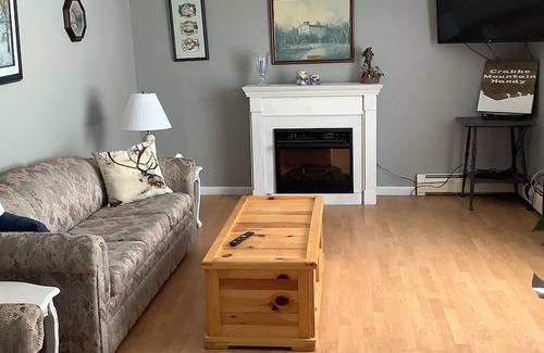 Central Hainesville Haus | Private 3 bedroom rural property with pond 5 minutes to Crabbe Mountain skiing.