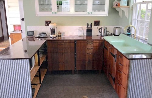 Milton Hütte | Donovan's Cottage, take a step back in time in the historic, trendy town of Milton