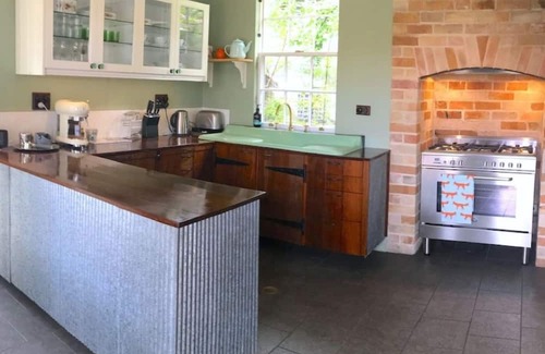 Milton Hütte | Donovan's Cottage, take a step back in time in the historic, trendy town of Milton
