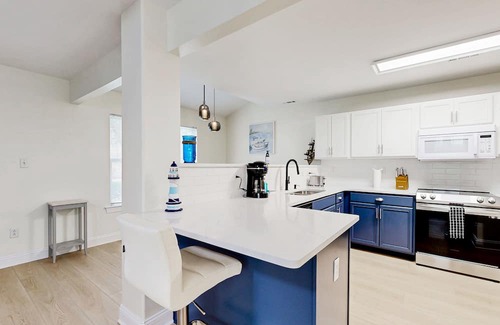 Keys Of Marsh Harbor Haus | Keys of Marsh Harbor townhome with pool/tennis access, private patio & fireplace