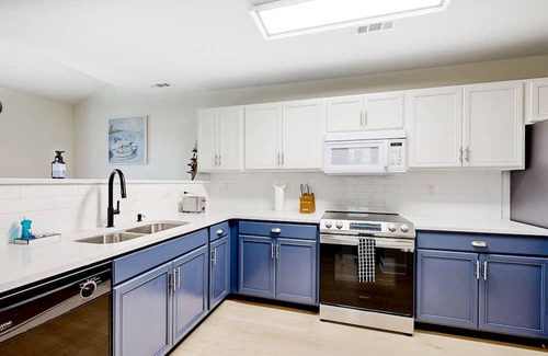 Keys Of Marsh Harbor Haus | Keys of Marsh Harbor townhome with pool/tennis access, private patio & fireplace