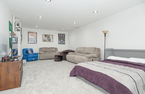 Cape Saint Claire Haus | Spacious basement apartment