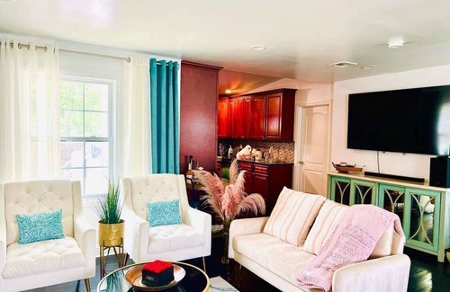 Baywood Haus | 7 Guest by Shore. Close to Malls, restaurants, Theaters, bars & major highways.