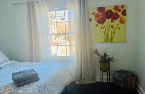 Baywood Haus | 7 Guest by Shore. Close to Malls, restaurants, Theaters, bars & major highways.
