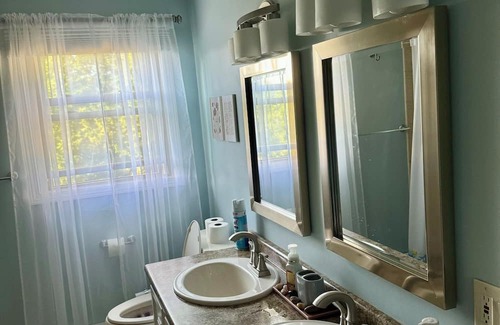 Cranston Haus | Simple, quiet, luxurious 3 floor house minutes from malls and airport