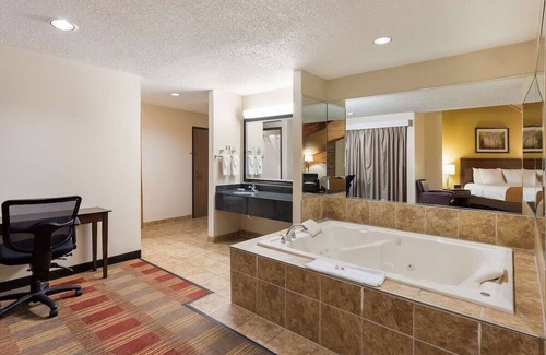 Hebron Haus | Affordable Hotel Stay with Complimentary Full Breakfast and Heated Pool