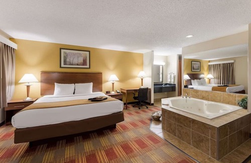 Hebron Haus | Tranquil Retreat with Hot Tub and Pet-Friendly Rooms, Near Newark Earthworks