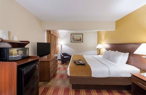 Hebron Haus | Pet-Friendly Accommodation with Convenient Location near National Trail Raceway