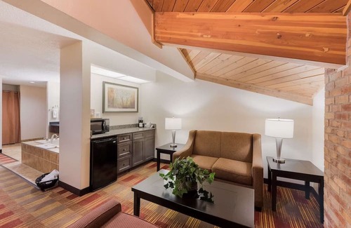 Hebron Haus | Cozy Stay with Free Parking, Near Newark Industrial Park and Local Attractions