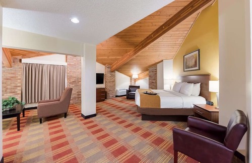 Hebron Haus | Cozy Stay with Free Parking, Near Newark Industrial Park and Local Attractions