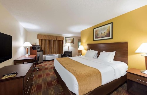 Hebron Haus | Easy I-70 Access, Your Home Away From Home With Hot Breakfast