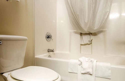 Hebron Haus | Easy I-70 Access, Your Home Away From Home With Hot Breakfast