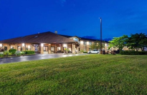 Hebron Haus | Easy I-70 Access, Your Home Away From Home With Hot Breakfast