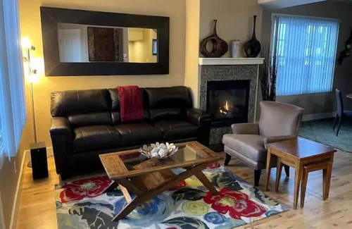 Golden Haus | Heart of Golden: 3BR with Garage