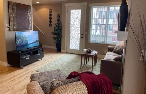 Golden Haus | Heart of Golden: 3BR with Garage