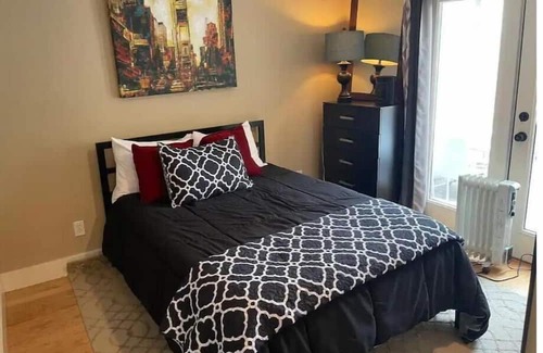 Golden Haus | Heart of Golden: 3BR with Garage