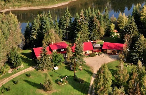 Central Alberta Kabine | Cozy Log Guesthouse with River Views